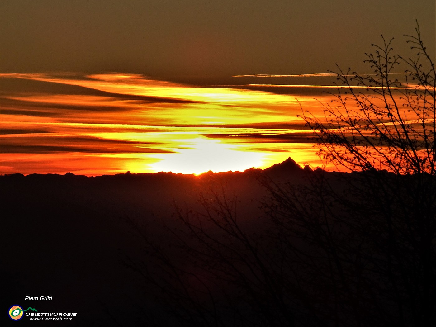 69 Il sole scende, il Monviso sale...in vista.JPG